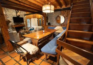 sala de estar con mesa de madera y sillas en Ruma Andina by DOT Cabana en Villa La Angostura