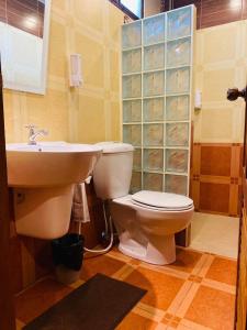 uma casa de banho com um WC e um lavatório em Danieli Resort em Hua Hin