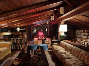 ein Wohnzimmer mit einem Sofa und einem Tisch in der Unterkunft CHALET MARMONT ROME in Rom