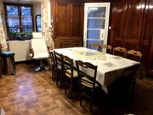 cocina con mesa y sillas en una habitación en Maison de famille plateau du Mezenc, en Les Vastres