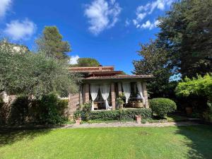 a small brick house with a window and a yard at CHALET MARMONT ROME in Rome