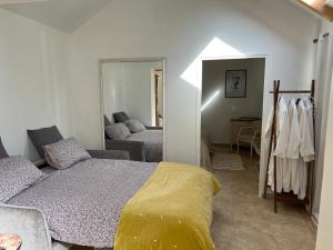Postel nebo postele na pokoji v ubytování Gîte de l’abbaye