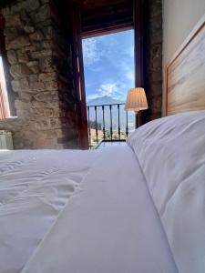 Tempat tidur dalam kamar di Casa Rural Basiver - Habitación Pico Samelar