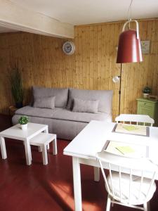 ein Wohnzimmer mit einem Sofa und einem Tisch in der Unterkunft Appartement an der Bicke in Dehringhausen