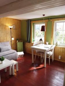 a living room with a table and a couch at Appartement an der Bicke in Dehringhausen