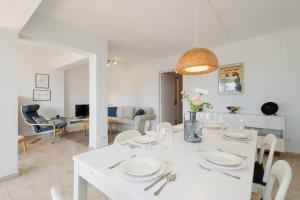 Posezení v ubytování Cozy holiday home at the beach in Costabella, Marbella