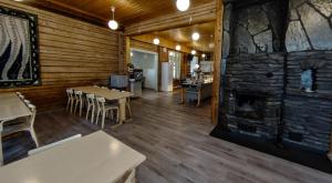 ein Restaurant mit Kamin, Tischen und Stühlen in der Unterkunft Piispala in Kannonkoski