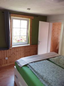 ein kleines Schlafzimmer mit einem Bett und einem Fenster in der Unterkunft Appartement an der Bicke in Dehringhausen