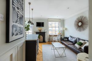 ロンドンにあるLovely 1BR Flat, Prime Location Bloomsbury, Eustonのリビングルーム(ソファ、テーブル付)