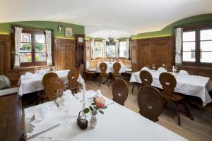 Reštaurácia alebo iné gastronomické zariadenie v ubytovaní Gasthof Herrnhaus