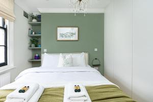 um quarto com uma cama com toalhas em Lovely 1BR Flat, Prime Location Bloomsbury, Euston em Londres