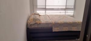 uma pequena cama em um quarto com janela em CONDOMINIO LA ISABELLA ANAPOIMA em Anapoima