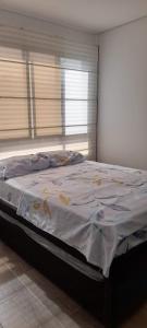 uma cama num quarto com em CONDOMINIO LA ISABELLA ANAPOIMA em Anapoima mais 3 fotografias