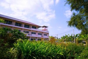 Κήπος έξω από το Be Fine Sabuy Hotel and Resort