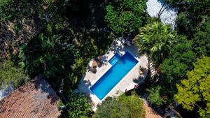 an overhead view of a swimming pool with palm trees at Casas Natureza Brasil in Arraial d'Ajuda