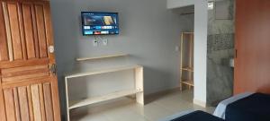 Hospedagem Central Eu Amo Piri في بيرينوبوليس: غرفة معيشة مع تلفزيون على الحائط