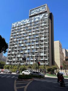 a large building with cars parked in front of it at Studio Moderno próximo ao Metrô in Sao Paulo