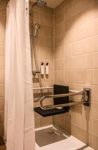 bagno con doccia e servizi igienici. di Afterwork Hotel a Etoy