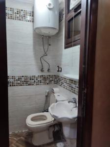 een badkamer met een toilet en een wastafel bij Spacious apartment with Nile view in Al Ma‘şarah