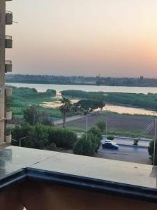uitzicht op een rivier vanuit een gebouw bij Spacious apartment with Nile view in Al Ma‘şarah