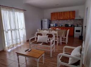 cocina y sala de estar con mesa y sillas en Sol Pampa en Concordia