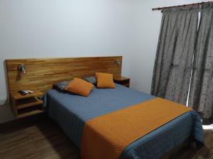 1 dormitorio con 1 cama con cabecero de madera en Sol Pampa en Concordia