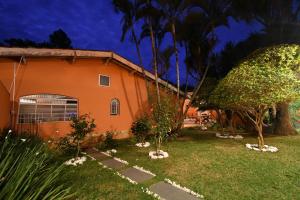 een huis met een tuin ervoor bij Pousada Casa Doce Vida in Águas de Lindóia