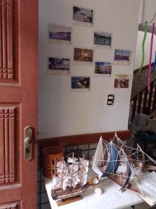 stół z wieloma zdjęciami na ścianie w obiekcie hostel barra w mieście Salvador