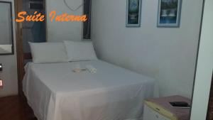 sypialnia z łóżkiem z dwoma butami w obiekcie hostel barra w mieście Salvador