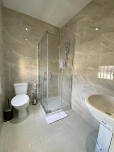 Holloway Suites - Next To Emirates Stadium - Private Bathroom - Shared Kitchen 욕실