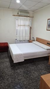 Un dormitorio con una cama grande y una ventana en Hotel restaurante Palacio Fes en Murcia