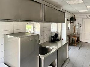 una cucina con un lavello e un piano di lavoro di Gastenverblijf op unieke locatie De Kronkel op de Veluwe a Hoog-Soeren
