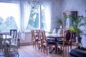 a dining room with a table and chairs at Saarijärven Ruustinna Oy in Saarijärvi