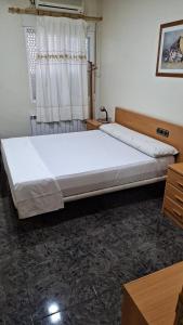 1 dormitorio con 1 cama grande en una habitación en Hotel restaurante Palacio Fes, en Murcia