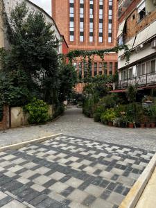 uma rua quadriculada numa cidade com um edifício em Dan apartment Tirana em Tirana