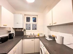 Dapur atau dapur kecil di Rooms in Bethnal Green