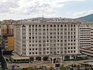 Bangunan di mana terletaknya aparthotel ini
