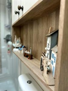 una mensola in legno sopra i servizi igienici in bagno di Hot Tub Lodge Cornwall - Meadow Lakes Holiday Park a St Austell