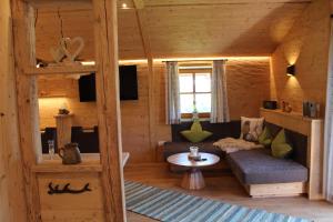 een kamer met een bed en een bank in een hut bij Landhaus Langackerbauer in Bad Reichenhall