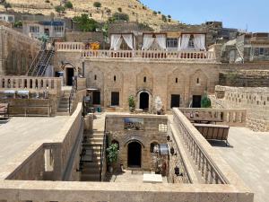 vistas a un edificio con escaleras y edificios en Hanedan Konağı Butik Otel Deluxe Triple Room with Turkish Bath Marvina, en Mardin