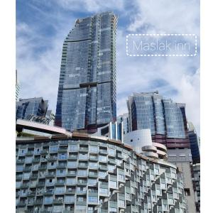 un grand bâtiment devant quelques grands bâtiments dans l'établissement Maslak inn, à Istanbul