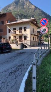 a street sign on the side of a road with a house at La Casa del cuore in Fenis