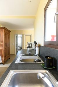 een keuken met een wastafel en een aanrecht bij Room in a farmhouse - private bathroom - by feelluxuryholidays in Vacqueyras