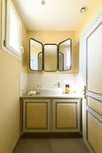 een badkamer met een wastafel en een spiegel bij Room in a farmhouse - private bathroom - by feelluxuryholidays in Vacqueyras