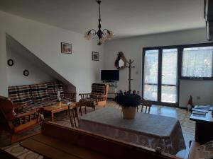 un soggiorno con tavolo e divano di Appartamento HAPPY DAYS (CIPAT: 022139-AT-837180) a Pergine Valsugana