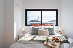 - une chambre avec un grand lit et un plateau/bouilloire dans l'établissement Sunny Bright Flat w Balcony - Ace Location, à Porto