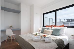 - une chambre avec un grand lit et 2 assiettes dans l'établissement Sunny Bright Flat w Balcony - Ace Location, à Porto