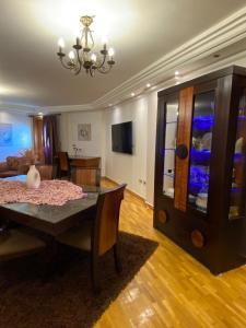 Luxury Apartment في بورسعيد: غرفة معيشة مع طاولة وغرفة طعام