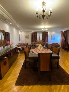 uma sala de jantar com uma mesa e uma sala de estar em Luxury Apartment em Port Said