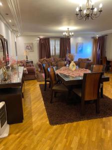 Luxury Apartment في بورسعيد: غرفة معيشة مع طاولة وأريكة